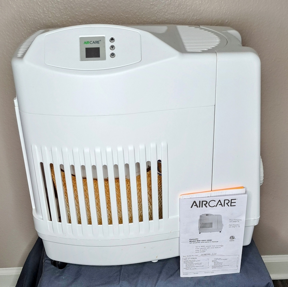 AIRCARE Humidifier 3600 sq ft coverage. Like new!